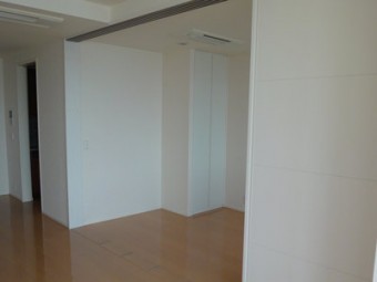 間仕切り開閉壁スクリーンウォールで自由な空間に 間仕切り開閉壁スクリーンウォールで自由な空間に